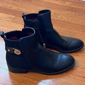 Tommy Hilfiger Isleen Quilted Ankle Booties Boots Black Size 6.5 Vegan Leather